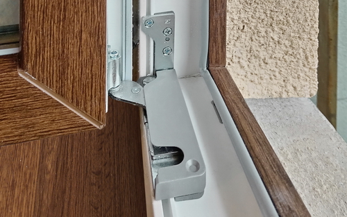 Скрытолежащая нижняя петля Зигения на окне Рехау